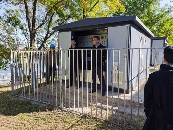 图为美融加公司派驻人员把守在电闸处