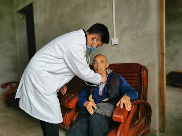 铜梁区家庭医生上门为贫困群众服务。市卫生健康委供图华龙网-新重庆客户端发