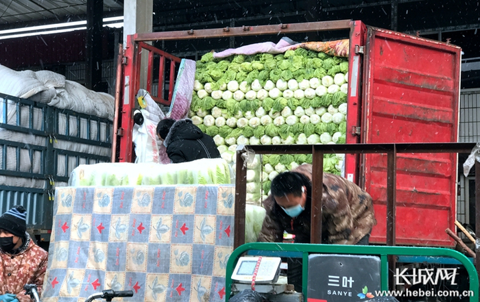 商户正在装车。长城网记者 赵娇莹 摄