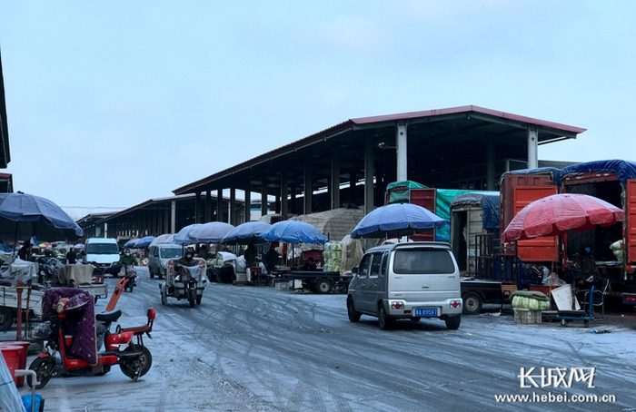 严格消杀后，货车才能进入市场。长城网记者 赵娇莹 摄