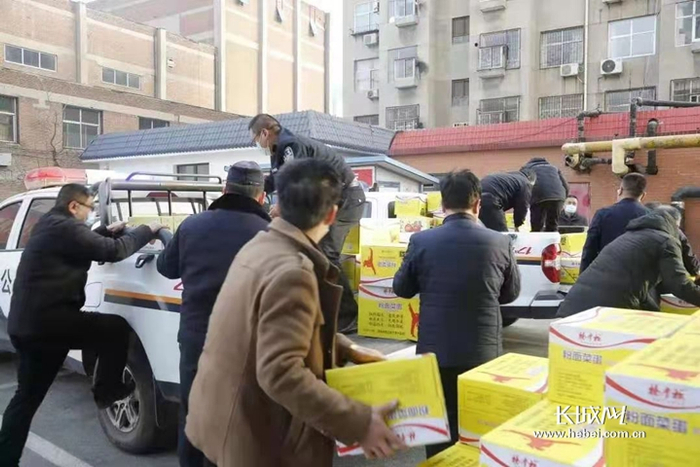 平山县群众向值守一线民警捐赠物资。通讯员 供图