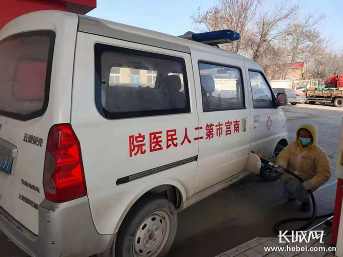 邢台南宫员工为医疗机构车辆加油。中石油河北销售供图