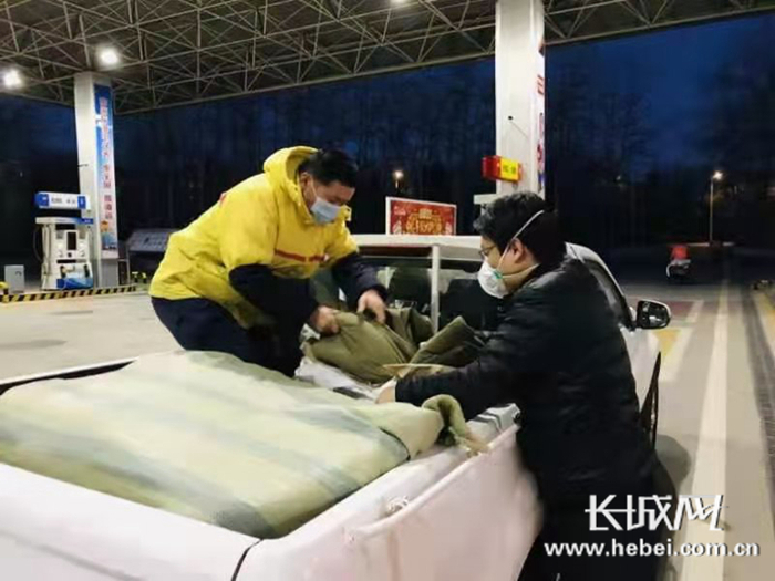 连夜紧急运送物资。中石油河北销售供图