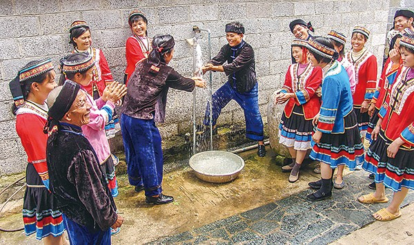 广西壮族自治区大化瑶族自治县不断完善基础设施建设，切实解决贫困户交通、住房安全和饮用水安全问题。图为该县江南乡村民庆祝自来水通到家门口。（大化县纪委监委供图）