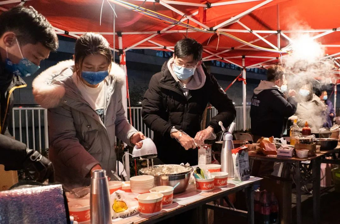 ▲美食区同学们在准备食材（喻静一 摄）