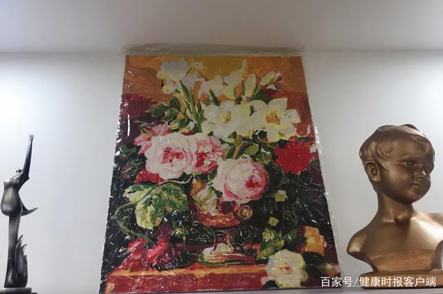 精神障碍患者画的油画，毛圆圆摄