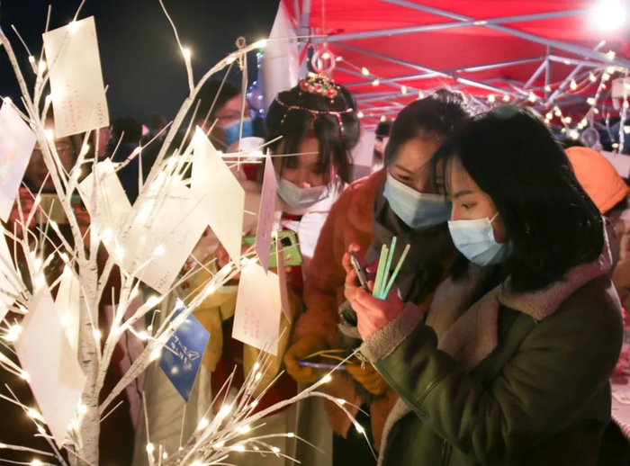 ▲集市区，同学们拍照留念（ 栾瑷林 摄）