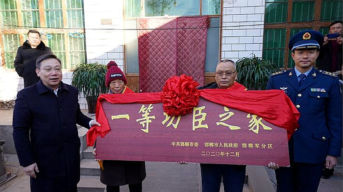 王建东父母接受“一等功臣之家”牌匾。邯郸市退役军人事务局供图
