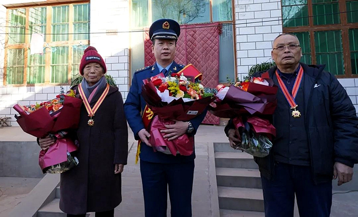 英雄王建东和父母一起接受军地各界人士的祝贺。邯郸市退役军人事务局供图