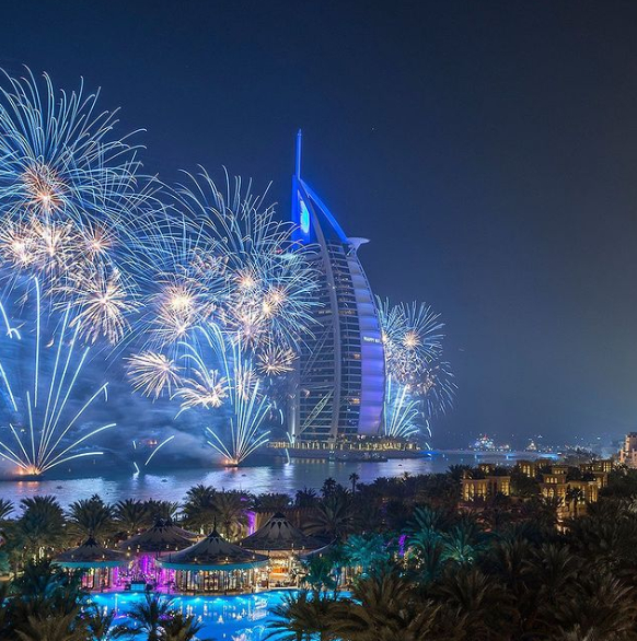 ▲ 世界第一高楼上演烟花灯光秀。（图源：迪拜媒体）
