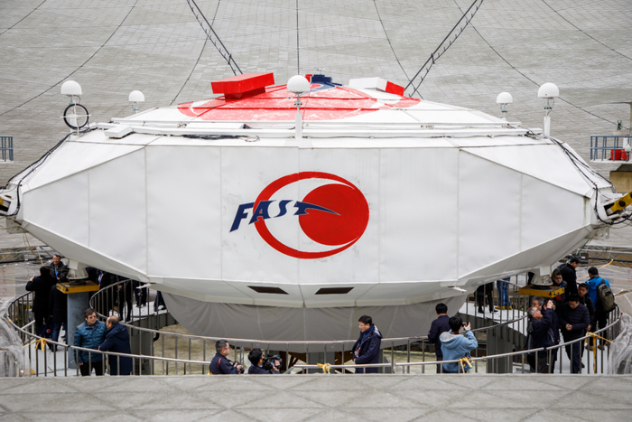 图为“中国天眼”馈源舱。2020年1月11日，专家学者对“中国天眼”进行考察（检修期间拍摄）。新华社记者 刘续 摄