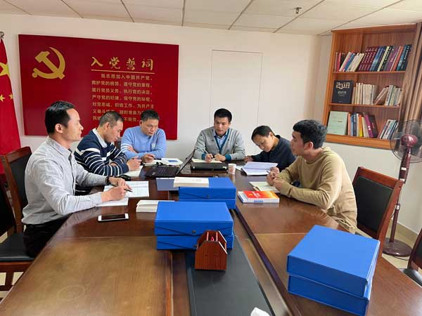 图为在留置期间，审查调查组研究如何将黄永晨纳入临时党支部管理，对其开展思想政治工作。钟怡 摄