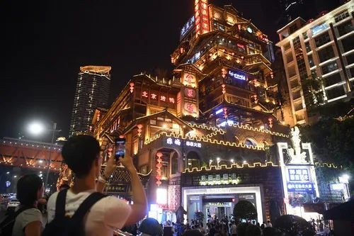 ▲2019年9月9日，夜幕降临，具有巴渝传统特色的吊脚楼建筑，整座楼依悬崖而建的洪崖洞迎来了一天最璀璨的时间。新华社记者 唐奕 摄