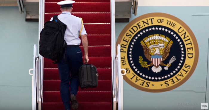 美国总统军事助手随身携带的“核足球” 视频截图