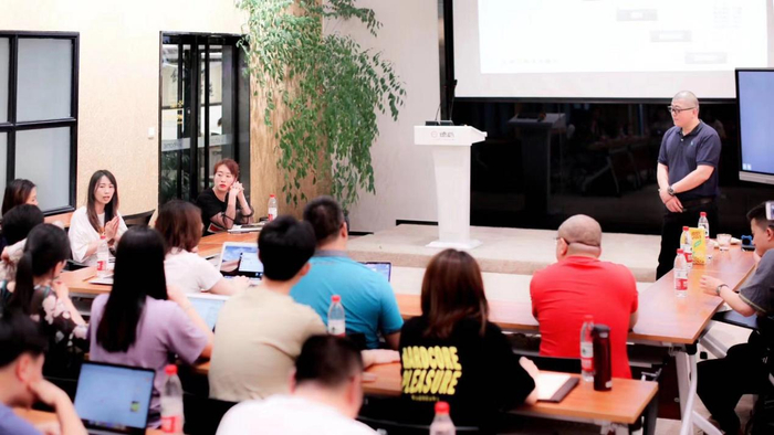 图为“找我婚礼”团队与消费者沟通研讨现场