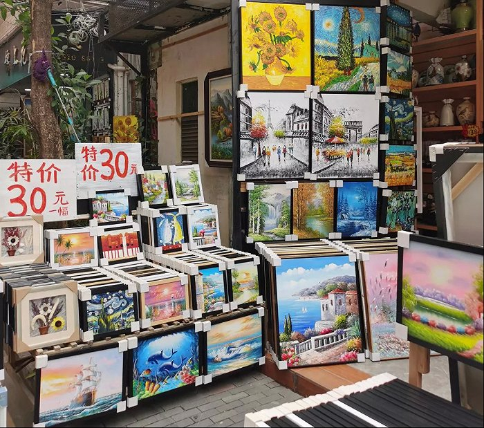 借助廉价的画工和作坊式的生产，大芬的油画价格低廉，这曾是大芬崛起的重要因素之一