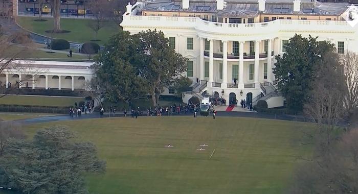特朗普乘坐的直升机飞离白宫