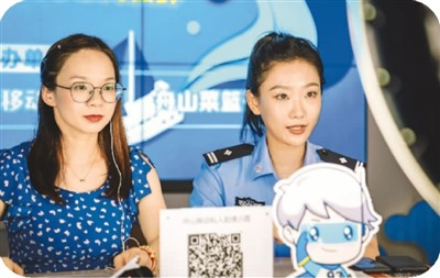 浙江省舟山市公安局反诈中心民警在直播中向网友讲解诈骗案例并进行有奖竞答互动。邹训永摄（人民图片）