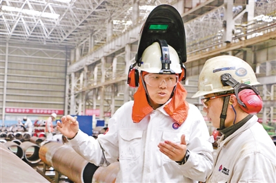 戴世超（左）在工作中。郝艳军摄（人民视觉）