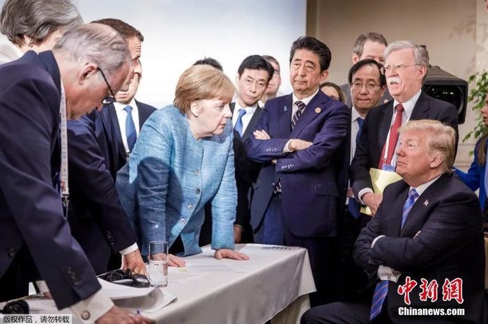 资料图：2018年6月9日晚，德国总理默克尔的团队发布了一张照片，美国总统特朗普把G7其他六国领袖都给“得罪”了，这张照片也被视为本届G7峰会的“全场最佳”。