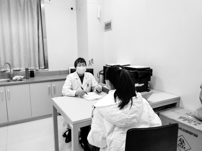 　　■一名市民在艾滋病自愿咨询检测门诊现场咨询。