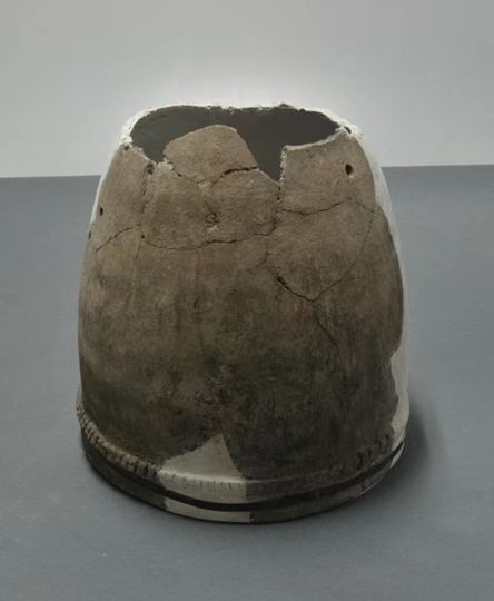 图说：邓槽沟梁出土筒形罐。