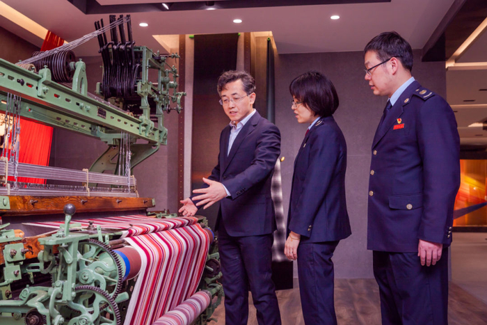 图为国家税务总局江阴市税务局干部为企业开展跨区域涉税事项协调的个性化服务，帮助企业解决上游企业开具发票难题。施珊/摄