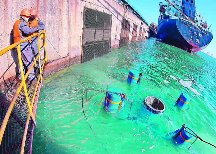 　　■工人在秦皇岛港东港区港池内整理维护“海洋垃圾桶”。　　通讯员 曹建雄 摄
