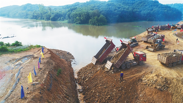 天角潭水利枢纽工程截流。海南日报记者 袁琛 摄