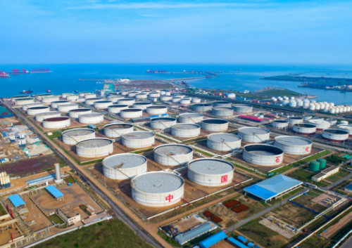 图为日照岚山港中石化油库。摄影：许梅