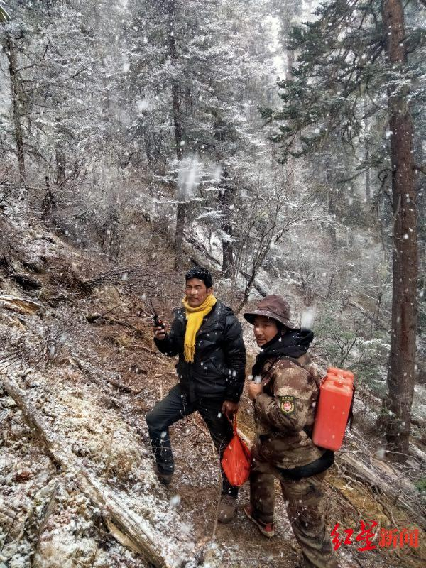 巡山时的土登相巴（左）