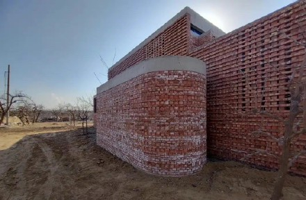 由于甘肃当地气候，这栋毛胚房现在已出现反碱的白霜&nbsp; &nbsp;图源：网络