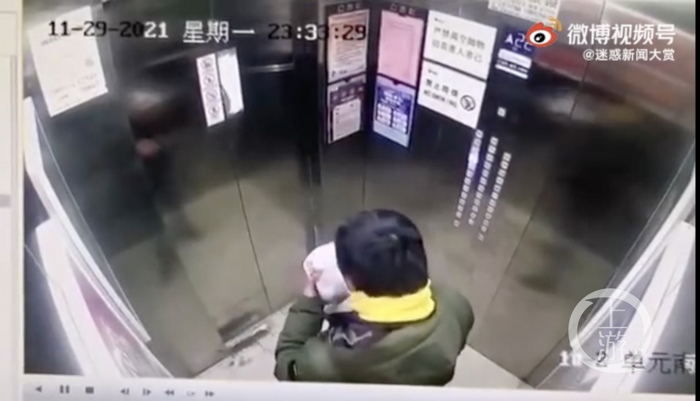 ▲监控显示，外卖员小便后摇晃又闻了闻外卖，才入户配送。图片来源/视频截图