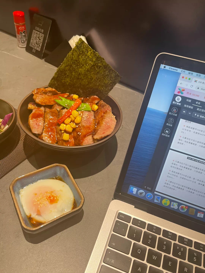 早早工作后的日常：边吃饭边赶稿。