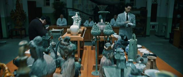 《古董局中局》预告片截图。双雄鉴宝对决场面。