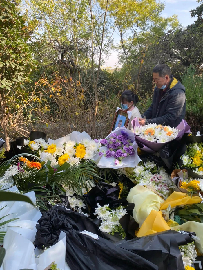 11月15日，牺牲消防员陈建军追悼会在安徽蒙城举行（IC photo&nbsp;供图）