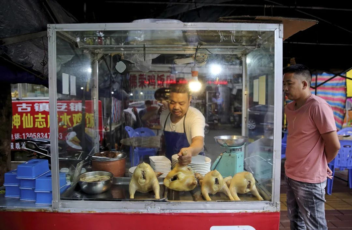 ▲为了展示腹腔里的油脂，卖安铺鸡的店铺都将鸡屁股朝外（张雷 摄）