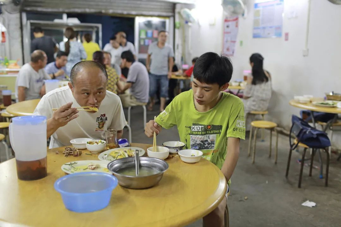 ▲“珍姐美食店”的客人大多是附近的邻里街坊（张雷 摄）