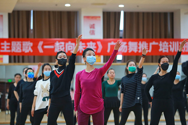   学员们在练习冬奥主题歌《一路向未来》广场舞      董芳忠摄
