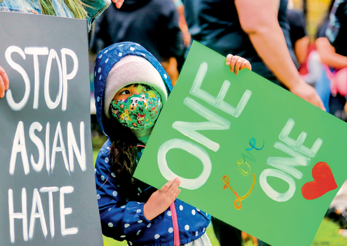 ▲ 2021年4月25日，人们在美国加利福尼亚州旧金山湾区城市圣何塞集会抗议针对亚的歧视行为和仇恨犯罪 董旭东摄/本刊