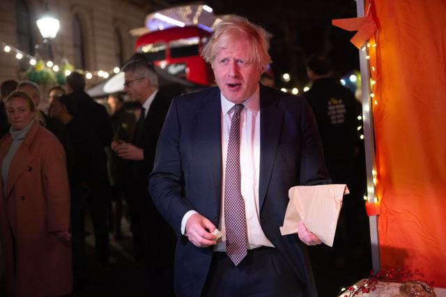 约翰逊参观位于唐宁街的圣诞集市。图源：视觉中国