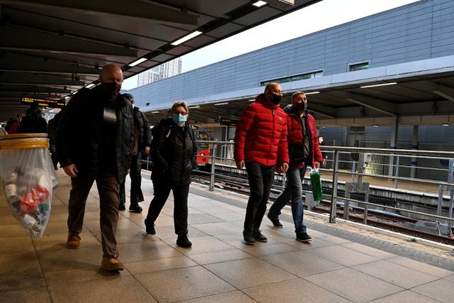 英国伦敦民众佩戴口罩出行。图源：视觉中国