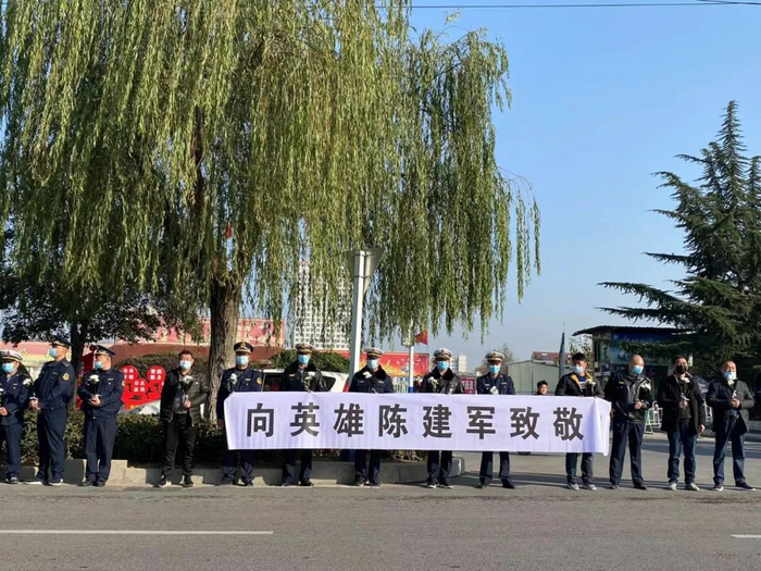 　　2021年11月15日，蒙城官方和群众自发在蒙城街头主要路口送别陈建军。交通局工作人员拉起送别的条幅。（视觉中国供图）