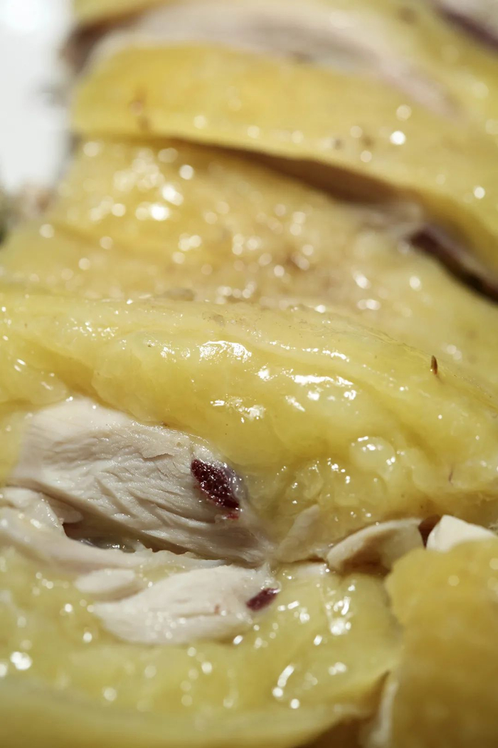 ▲安铺白切鸡使用的是阉鸡，它们的皮下有厚厚的脂肪（张雷 摄）