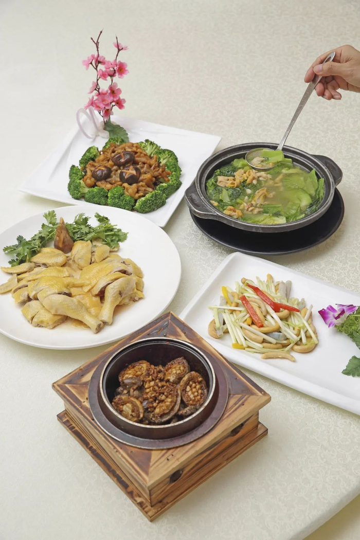 ▲“口衣记”的白切鸡，以及用鸡内脏烹制的“全鸡宴”的部分菜肴（张雷 摄）