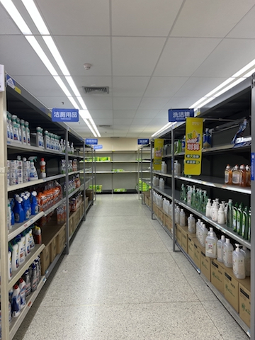 部分清空的货架