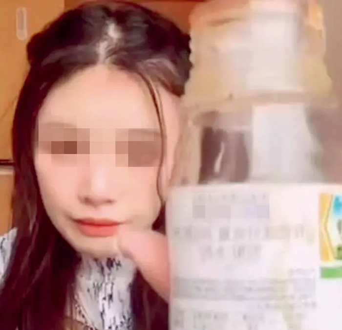 （视频截图）“罗小猫猫子”在直播中展示了农药。