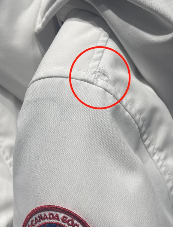 门店陈列的样品衣上存在明显线头外露的情况  图/新京报记者于梦儿摄