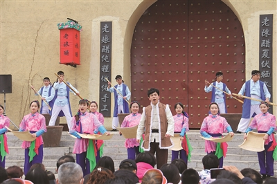 司徒小镇的旅游演艺项目，满足了游客多样化体验需求。（栗美霞 摄）