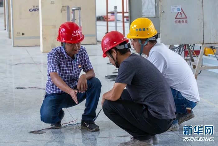 杨学智（左1）在西双版纳站查看候车大厅装修情况（摄于10月28日）。赵普凡 摄